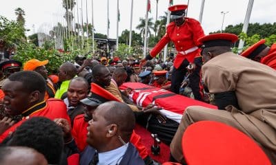El féretro que contiene el cuerpo del fallecido ex primer ministro keniano y líder de la oposición, Raila Odinga, es colocado en un carro de artillería para su transporte después de llegar al Aeropuerto Internacional Jomo Kenyatta en Nairobi, Kenia, el 16 de octubre de 2025. EFE/EPA/DANIEL IRUNGU