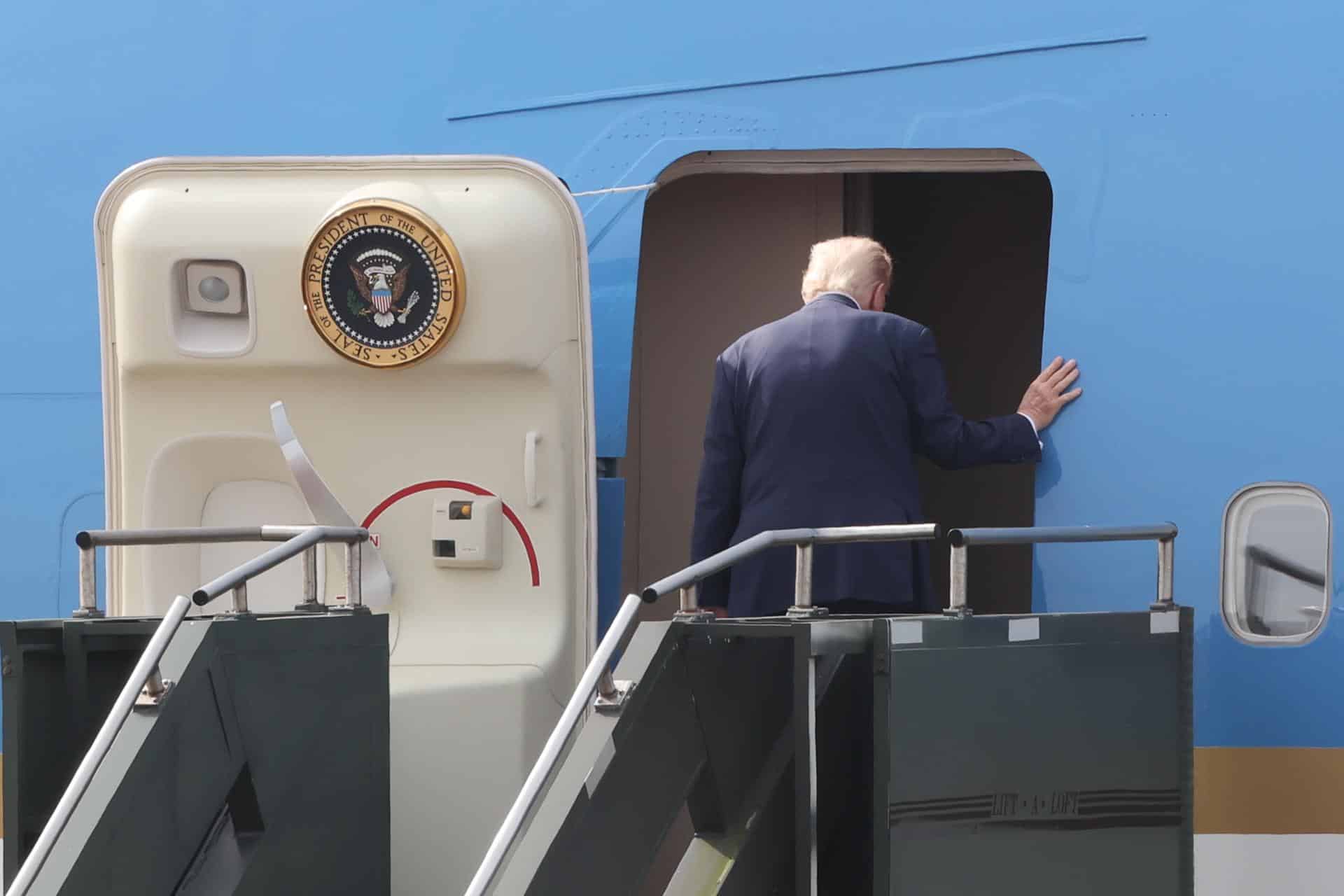 El presidente estadounidense Donald Trump aborda el Air Force One en el aeropuerto de Gimhae en Busan, Corea del Sur. EFE/EPA/YONHAP