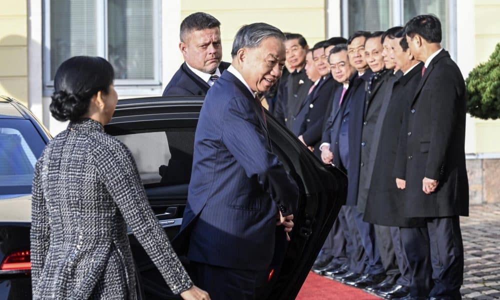 Fotografía de archivo, tomada el 21/10/2025, que muestra al secretario general del Partido Comunista de Vietnam (PCV), To Lam, llegando a Helsinki para una visita oficial a Finlandia. EFE/EPA/KIMMO BRANDT