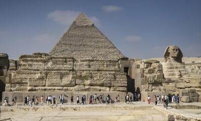 Los turistas visitan las Grandes Pirámides de Giza y la Esfinge, en Giza, Egipto, el 30 de octubre de 2025, dos días antes de la ceremonia de inauguración del Gran Museo Egipcio, el 1 de noviembre de 2025. EFE/EPA/MOHAMED HOSSAM