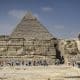 Los turistas visitan las Grandes Pirámides de Giza y la Esfinge, en Giza, Egipto, el 30 de octubre de 2025, dos días antes de la ceremonia de inauguración del Gran Museo Egipcio, el 1 de noviembre de 2025. EFE/EPA/MOHAMED HOSSAM