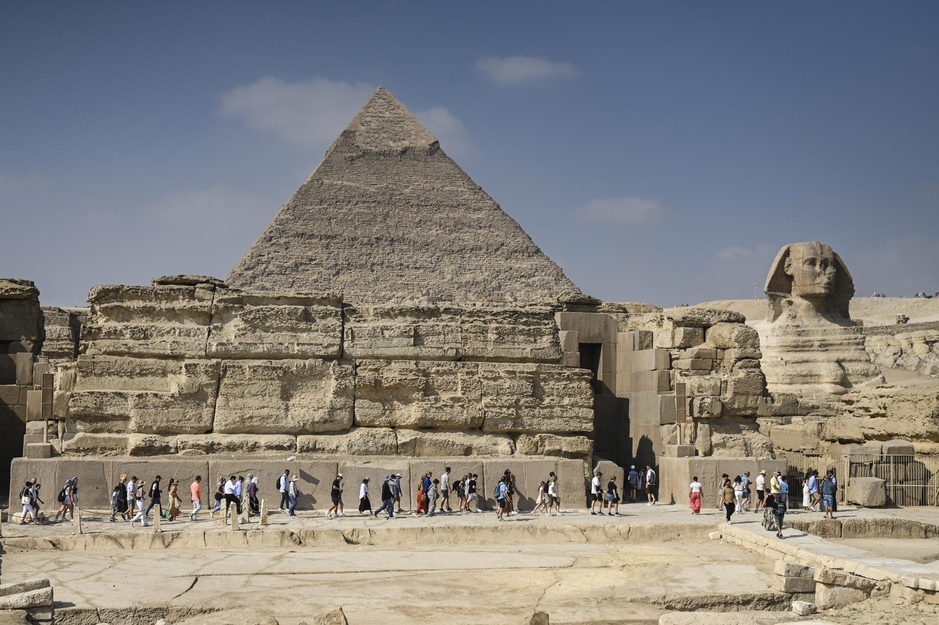Los turistas visitan las Grandes Pirámides de Giza y la Esfinge, en Giza, Egipto, el 30 de octubre de 2025, dos días antes de la ceremonia de inauguración del Gran Museo Egipcio, el 1 de noviembre de 2025. EFE/EPA/MOHAMED HOSSAM