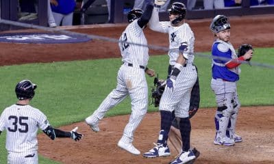 El jardinero derecho de los New York Yankees, Aaron Judge (C), celebra con el jardinero central, Trent Grisham (I), después de conectar un jonrón de tres carreras, mientras el receptor de los Toronto Blue Jays, Alejandro Kirk (D), observa en la cuarta entrada del juego 3 de la serie de playoffs de la División Americana de la MLB. EFE/EPA/SARAH YENESEL