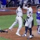 El jardinero derecho de los New York Yankees, Aaron Judge (C), celebra con el jardinero central, Trent Grisham (I), después de conectar un jonrón de tres carreras, mientras el receptor de los Toronto Blue Jays, Alejandro Kirk (D), observa en la cuarta entrada del juego 3 de la serie de playoffs de la División Americana de la MLB. EFE/EPA/SARAH YENESEL