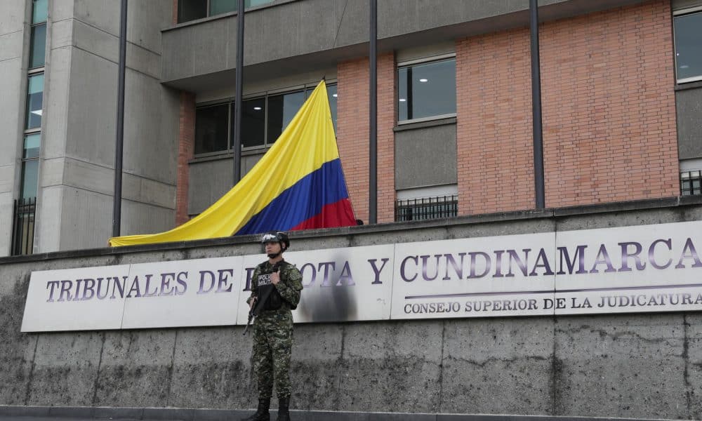 Integrantes del Ejército colombiano vigilan frente al edificio de los Tribunales de Bogotá y Cundinamarca este martes, en Bogotá (Colombia). EFE/ Carlos Ortega