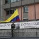 Integrantes del Ejército colombiano vigilan frente al edificio de los Tribunales de Bogotá y Cundinamarca este martes, en Bogotá (Colombia). EFE/ Carlos Ortega