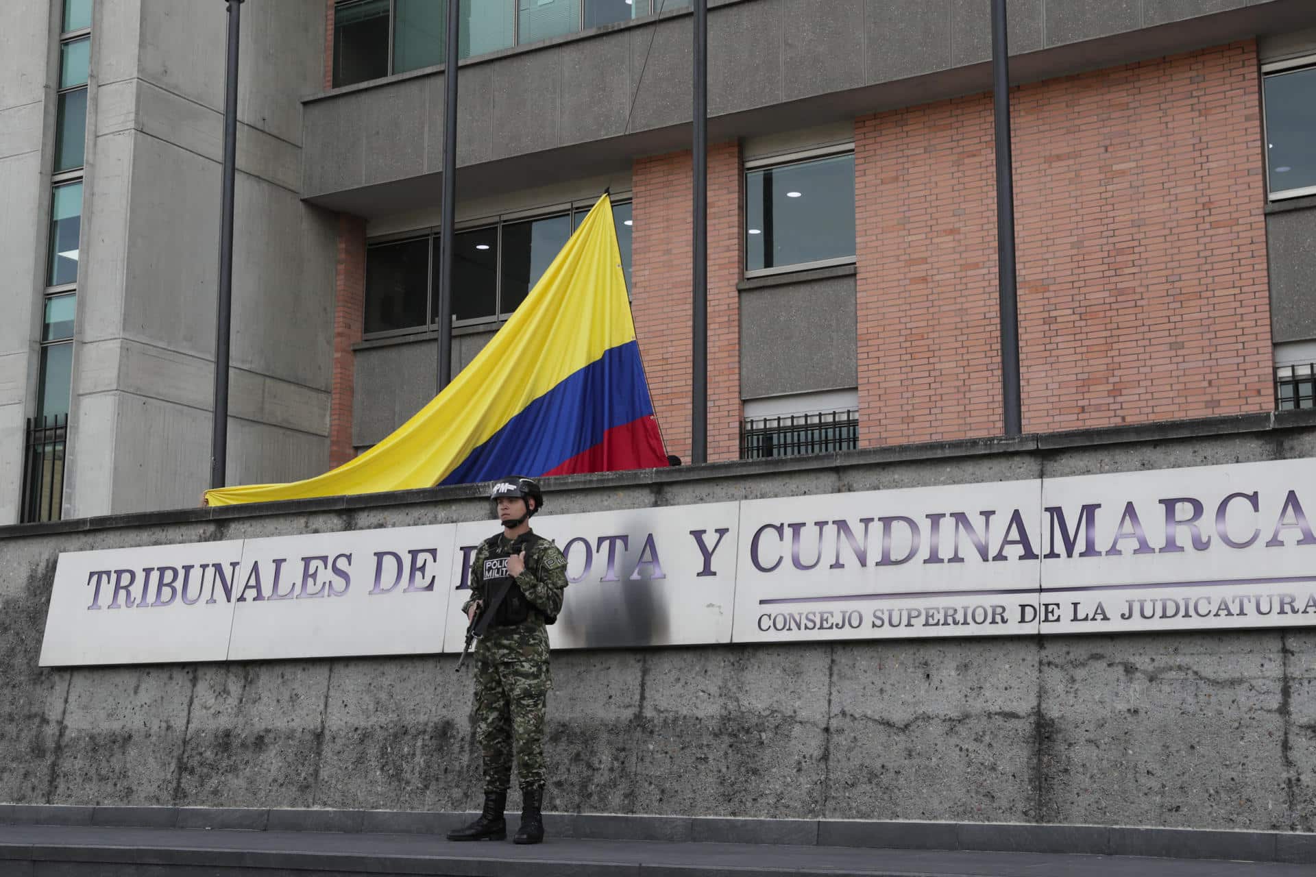 Integrantes del Ejército colombiano vigilan frente al edificio de los Tribunales de Bogotá y Cundinamarca este martes, en Bogotá (Colombia). EFE/ Carlos Ortega