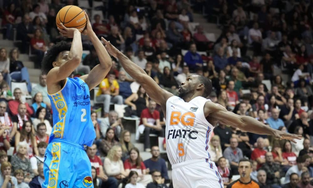 Derek Needham (d), del Basquet Girona, e Isaiah Wong (i), del Gran Canaria, durante un momento del partido entre el Girona y el Gran Canaria disputado en el pabellón Fontajau de Girona. EFE/David Borrat