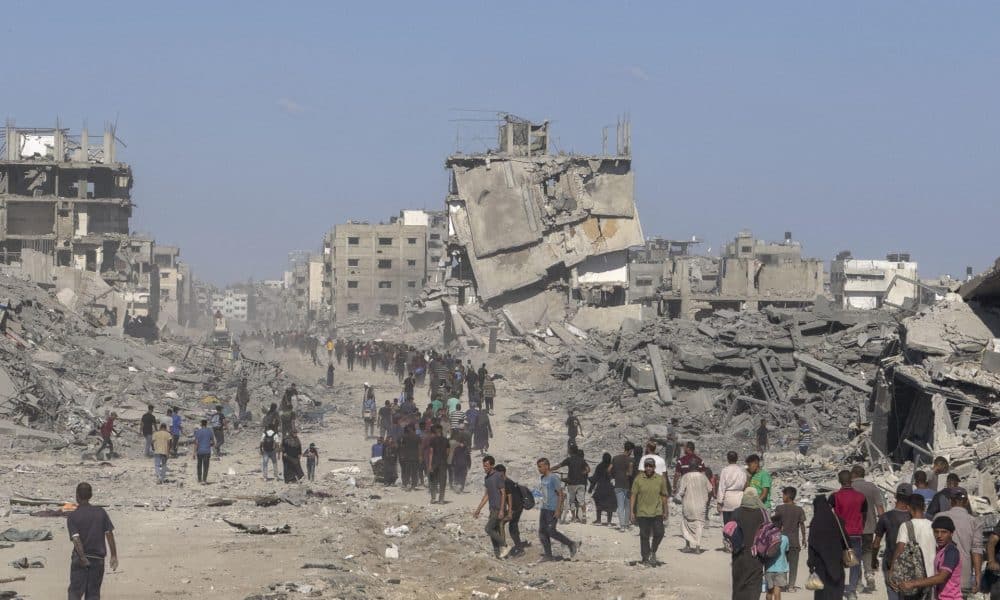 Miles de palestinos desplazados regresan a Gaza entre los escombros. EFE/Ahmad Awad