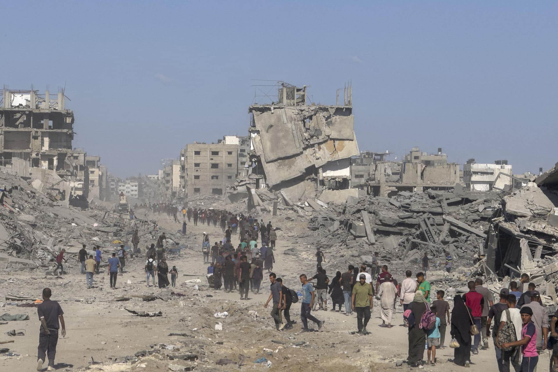 Miles de palestinos desplazados regresan a Gaza entre los escombros. EFE/Ahmad Awad