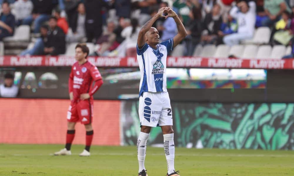 Fotografía de archivo del colombiano Luis Quiñones de Pachuca celebrando un gol en el estadio Hidalgo, en Pachuca (México). EFE / David Martínez Pelcastre