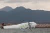 Un avión de carga se sumergió parcialmente en el mar después de salirse de la pista en el Aeropuerto Internacional de Hong Kong, el 20 de octubre de 2025. EFE/EPA/MAY JAMES