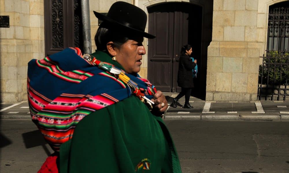 Una mujer aymara camina por una calle del centro este viernes, en La Paz (Bolivia). EFE/ Gabriel Márquez