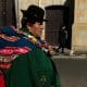 Una mujer aymara camina por una calle del centro este viernes, en La Paz (Bolivia). EFE/ Gabriel Márquez