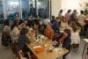Personas comparten en el restaurante de una cocina comunitaria este miércoles, en Nueva York (EE.UU.). EFE/ Angel Colmenares