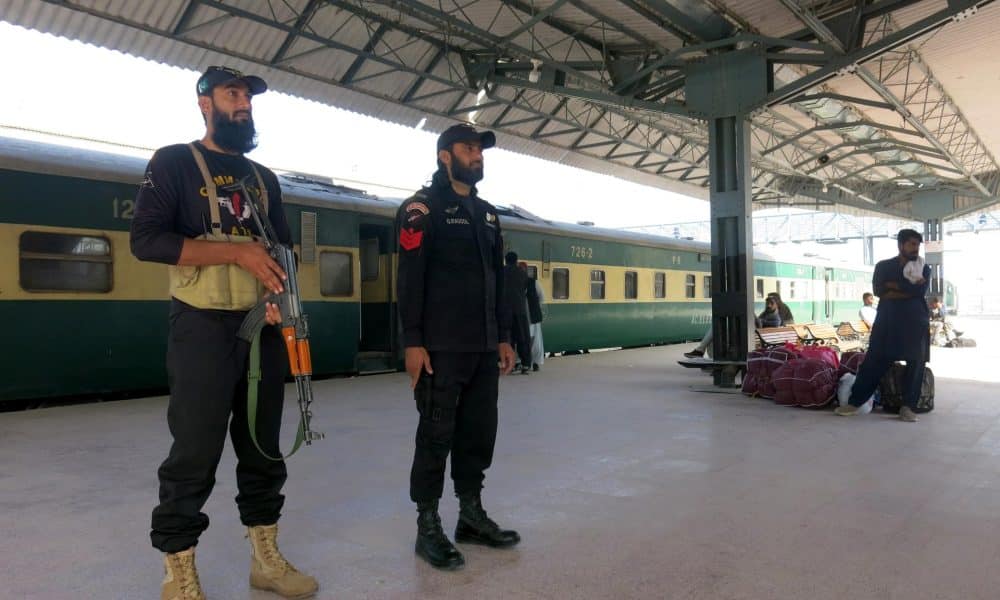 Policías hacen guardia en la estación de tren de Quetta después de que se suspendieran los servicios de tren a Chaman en medio de los enfrentamientos en la frontera entre Pakistán y Afganistán, en Quetta, Pakistán, el 18 de octubre de 2025. EFE/EPA/FAYYAZ AHMAD