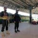 Policías hacen guardia en la estación de tren de Quetta después de que se suspendieran los servicios de tren a Chaman en medio de los enfrentamientos en la frontera entre Pakistán y Afganistán, en Quetta, Pakistán, el 18 de octubre de 2025. EFE/EPA/FAYYAZ AHMAD