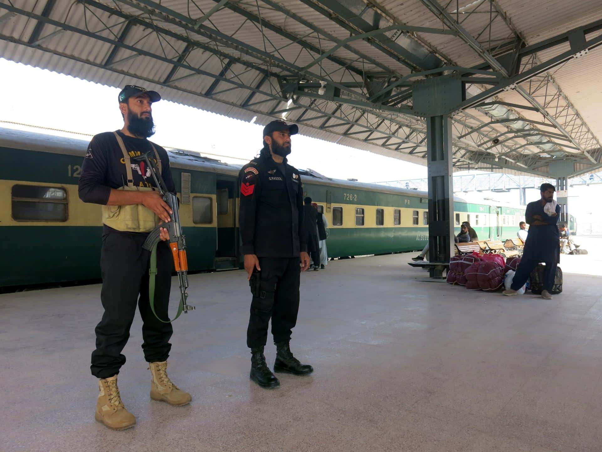 Policías hacen guardia en la estación de tren de Quetta después de que se suspendieran los servicios de tren a Chaman en medio de los enfrentamientos en la frontera entre Pakistán y Afganistán, en Quetta, Pakistán, el 18 de octubre de 2025. EFE/EPA/FAYYAZ AHMAD