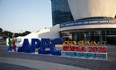 Un cartel de la Cumbre de Directores Ejecutivos de APEC Corea 2025 se exhibe en Gyeongju, Corea del Sur, el 29 de octubre de 2025. EFE/EPA/ANDRES MARTINEZ CASARES