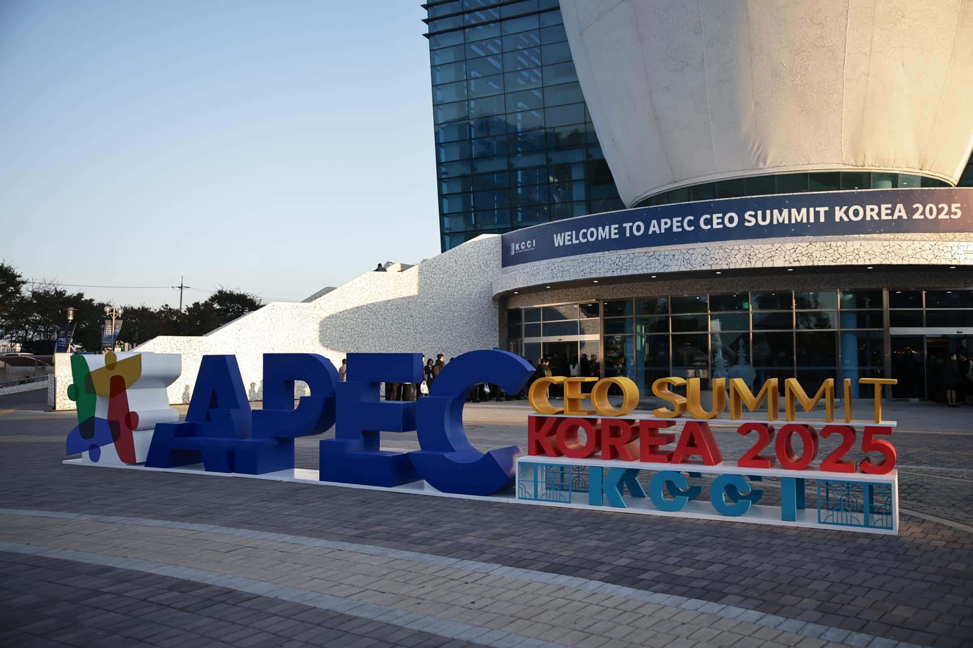 Un cartel de la Cumbre de Directores Ejecutivos de APEC Corea 2025 se exhibe en Gyeongju, Corea del Sur, el 29 de octubre de 2025. EFE/EPA/ANDRES MARTINEZ CASARES