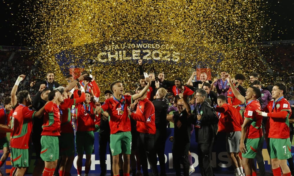 Los jugadores de Marruecos levantan el trofeo de campeones tras ganar el 19 de octubre la final del Mundial Sub-20 ante Argentina en el estadio Nacional en Santiago (Chile). EFE/Elvis González