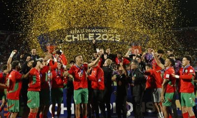 Los jugadores de Marruecos levantan el trofeo de campeones tras ganar el 19 de octubre la final del Mundial Sub-20 ante Argentina en el estadio Nacional en Santiago (Chile). EFE/Elvis González