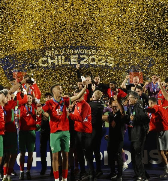 Los jugadores de Marruecos levantan el trofeo de campeones tras ganar el 19 de octubre la final del Mundial Sub-20 ante Argentina en el estadio Nacional en Santiago (Chile). EFE/Elvis González