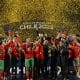 Los jugadores de Marruecos levantan el trofeo de campeones tras ganar el 19 de octubre la final del Mundial Sub-20 ante Argentina en el estadio Nacional en Santiago (Chile). EFE/Elvis González