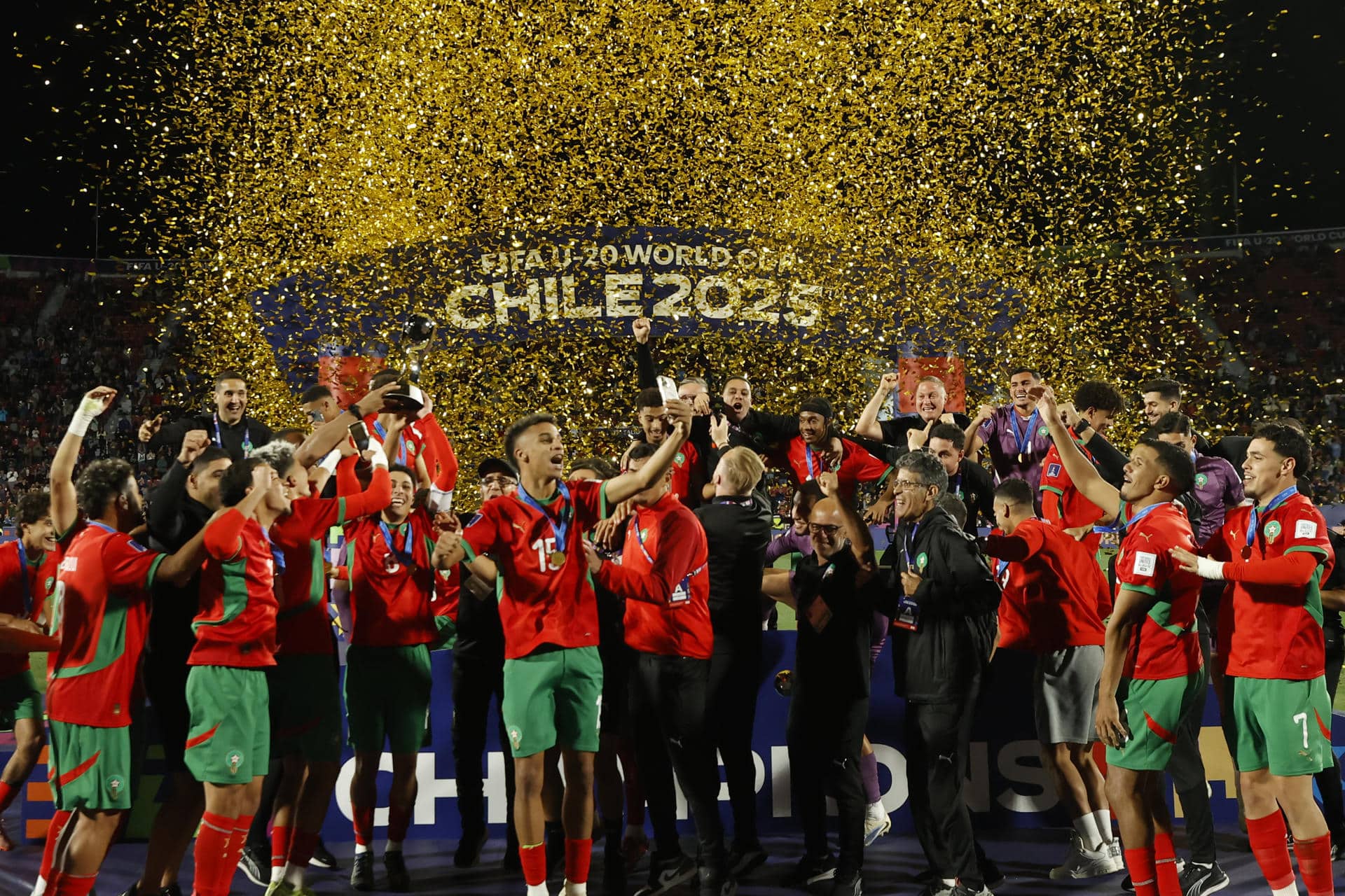Los jugadores de Marruecos levantan el trofeo de campeones tras ganar el 19 de octubre la final del Mundial Sub-20 ante Argentina en el estadio Nacional en Santiago (Chile). EFE/Elvis González