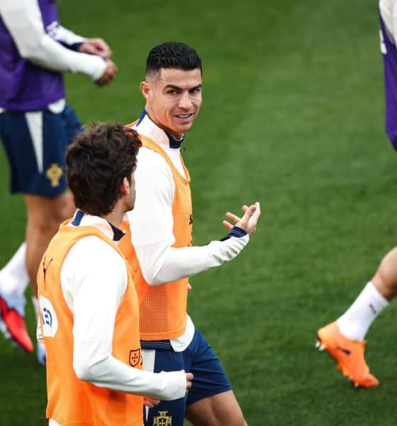 El delantero de la selección de Portugal Cristiano Ronaldo, durante un momento del entranemiento de este miércoles en Oeiras (Portugal), con vistas a los próximos partidos de la fase de clasificación del Mundial 2026. EFE/EPA/RODRIGO ANTUNES