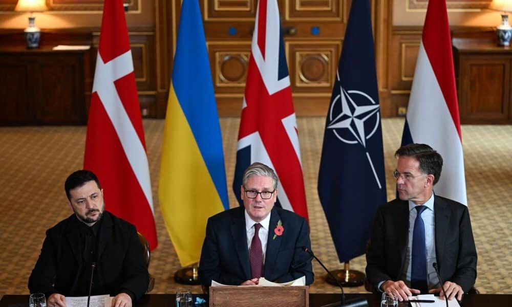 (L-I) El presidente de Ucrania, Volodymyr Zelensky, el primer ministro británico, Keir Starmer, y el secretario general de la OTAN, Mark Rutte, durante una reunión de la 'Coalición de los Dispuestos' en Londres, Reino Unido, el 24 de octubre de 2025. La reunión de la 'Coalición de los Dispuestos' sobre el apoyo militar a Ucrania será asistida por líderes occidentales en persona y virtualmente. (Ucrania, Reino Unido, Londres) EFE/EPA/Chris J. Ratcliffe / POOL