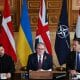 (L-I) El presidente de Ucrania, Volodymyr Zelensky, el primer ministro británico, Keir Starmer, y el secretario general de la OTAN, Mark Rutte, durante una reunión de la 'Coalición de los Dispuestos' en Londres, Reino Unido, el 24 de octubre de 2025. La reunión de la 'Coalición de los Dispuestos' sobre el apoyo militar a Ucrania será asistida por líderes occidentales en persona y virtualmente. (Ucrania, Reino Unido, Londres) EFE/EPA/Chris J. Ratcliffe / POOL