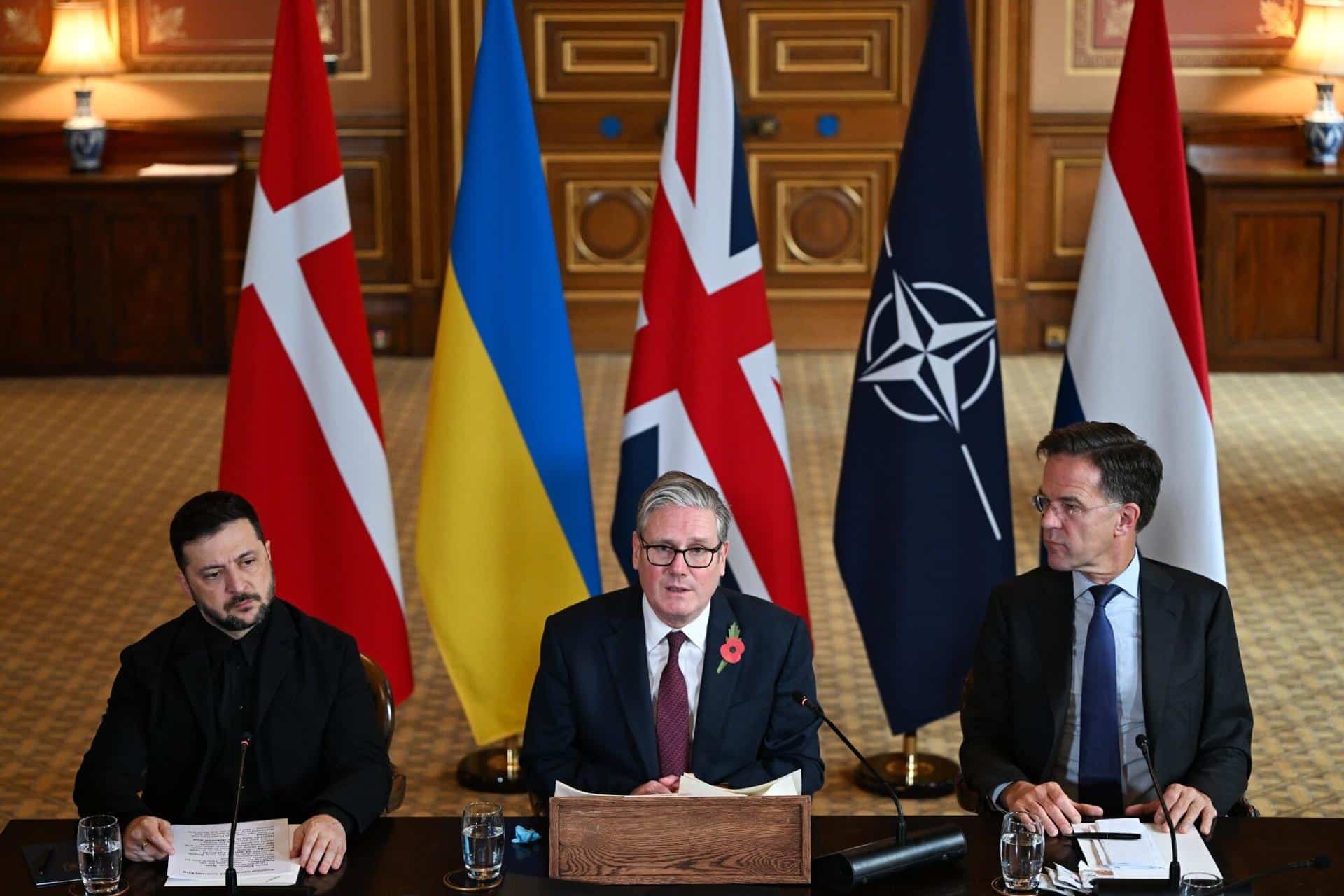 (L-I) El presidente de Ucrania, Volodymyr Zelensky, el primer ministro británico, Keir Starmer, y el secretario general de la OTAN, Mark Rutte, durante una reunión de la 'Coalición de los Dispuestos' en Londres, Reino Unido, el 24 de octubre de 2025. La reunión de la 'Coalición de los Dispuestos' sobre el apoyo militar a Ucrania será asistida por líderes occidentales en persona y virtualmente. (Ucrania, Reino Unido, Londres) EFE/EPA/Chris J. Ratcliffe / POOL