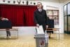 El primer ministro checo, Petr Fiala, presidente del partido ODS y líder electoral de la coalición Spolu (Juntos), al depositar su voto este viernes, 3 de octubre, durante las elecciones parlamentarias, en Brno (República Checa) EFE/Filip Singer
