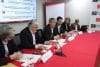 El presidente del Consejo Fiscal y exministro de Economía y Finanzas, Alonso Segura (c), habla en una rueda de prensa este martes, en Lima (Perú). EFE/Paolo Aguilar