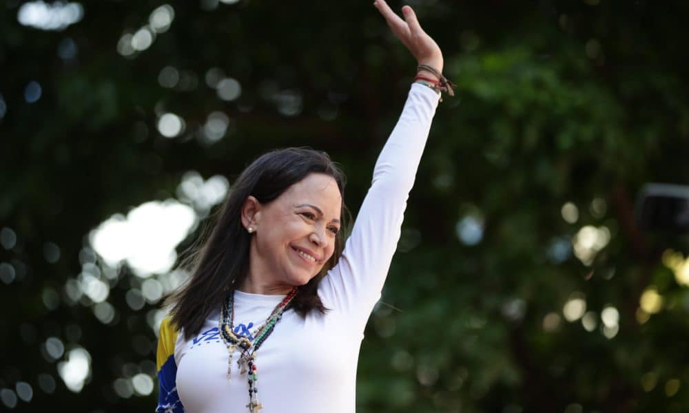 La líder antichavista María Corina Machado saluda a sus seguidores en una manifestación en Caracas (Venezuela). Imagen de archivo. EFE/ Ronald Peña R.