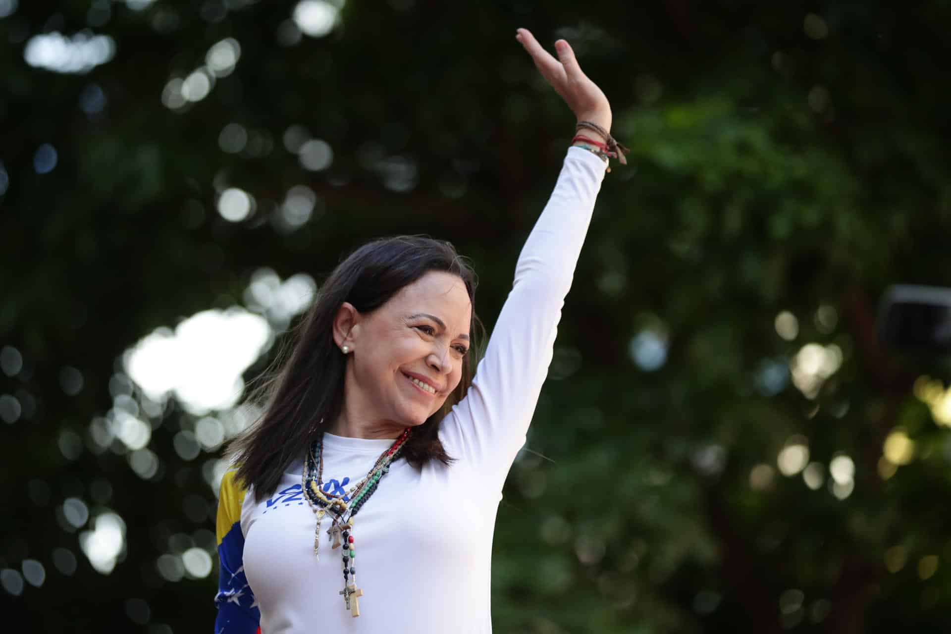 La líder antichavista María Corina Machado saluda a sus seguidores en una manifestación en Caracas (Venezuela). Imagen de archivo. EFE/ Ronald Peña R.