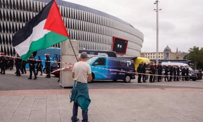 Manifestante propalestino junto a San Mamés, durante la protesta llevada a cabo el 3 de septiembre, con motivo de la etapa de la Vuelta a España que concluyó en Bilbao. EFE/Javier Lizón