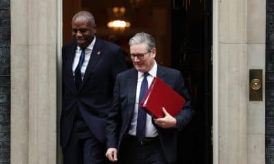 British Prime Minister Sir Keir Starmer (R) departs 10 Downing Street with his Deputy Prime Minister David Lammy (L) for Prime Minister's Questions (PMQs) at Parliament in London, Britain, 29 October 2025. (Reino Unido, Londres) EFE/EPA/ANDY RAIN