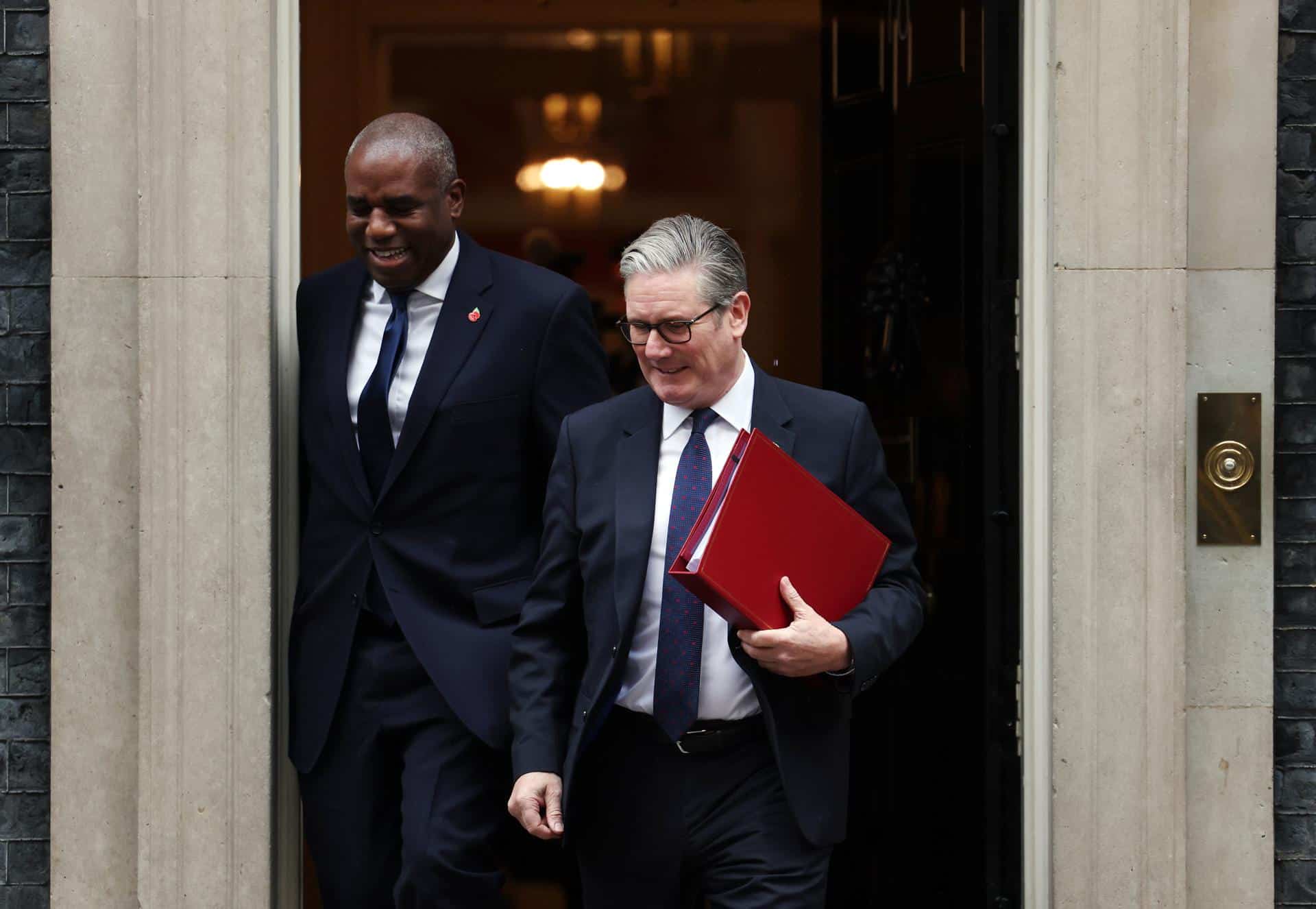 British Prime Minister Sir Keir Starmer (R) departs 10 Downing Street with his Deputy Prime Minister David Lammy (L) for Prime Minister's Questions (PMQs) at Parliament in London, Britain, 29 October 2025. (Reino Unido, Londres) EFE/EPA/ANDY RAIN