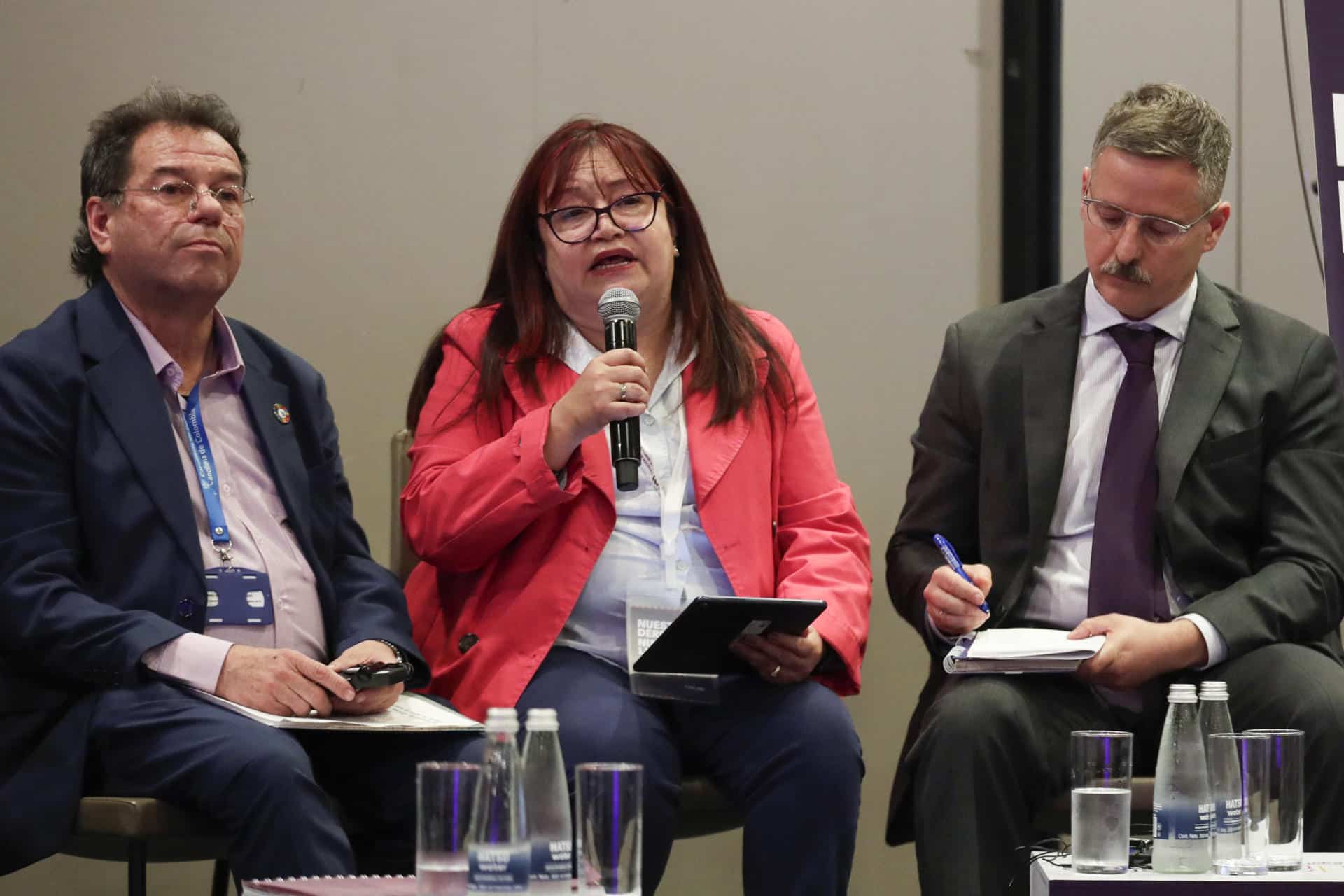 La representante del Colectivo de Abogados José Alvear Restrepo (Cajar), Soraya Gutiérrez (c), habla durante la clausura del 42 congreso de la Federación Internacional por los Derechos Humanos (FIDH) este martes, en Bogotá (Colombia). EFE/ Carlos Ortega