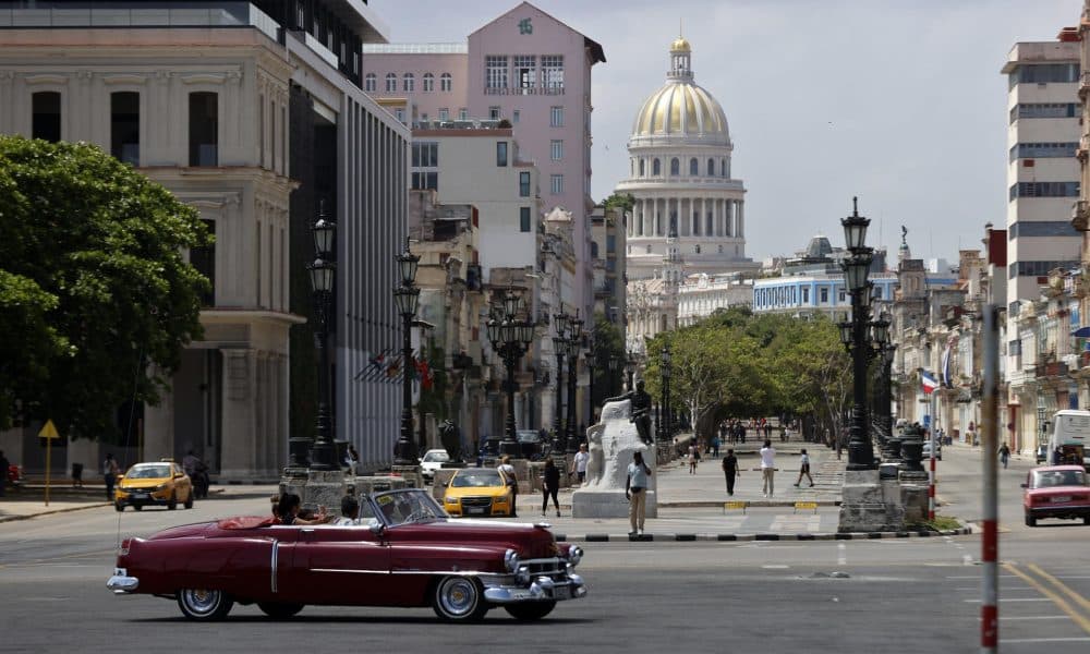 Fotografía de archivo del 27 de abril de 2025 de personas caminando por una calle de La Habana (Cuba). EFE/ Ernesto Mastrascusa