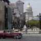 Fotografía de archivo del 27 de abril de 2025 de personas caminando por una calle de La Habana (Cuba). EFE/ Ernesto Mastrascusa