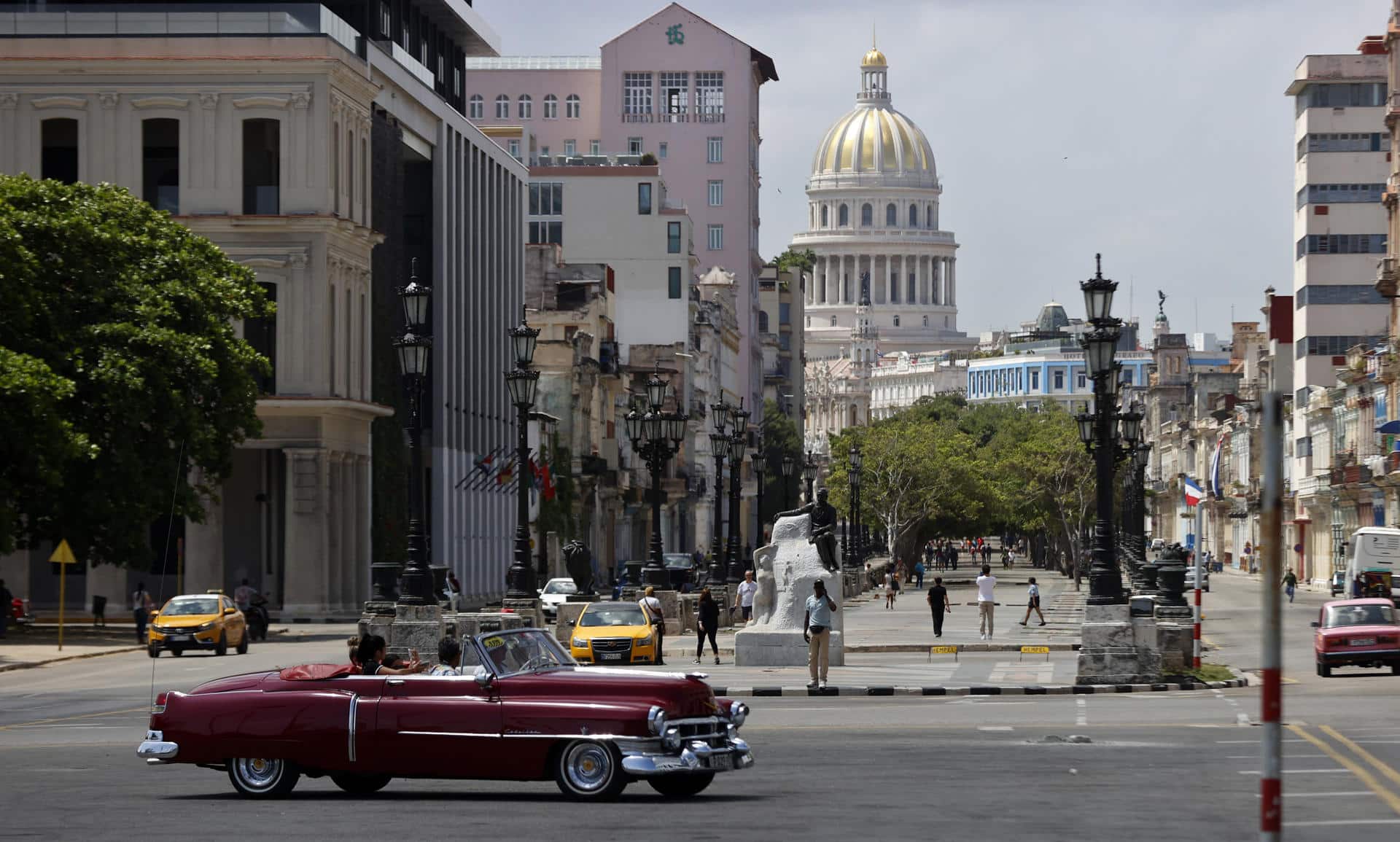 Fotografía de archivo del 27 de abril de 2025 de personas caminando por una calle de La Habana (Cuba). EFE/ Ernesto Mastrascusa