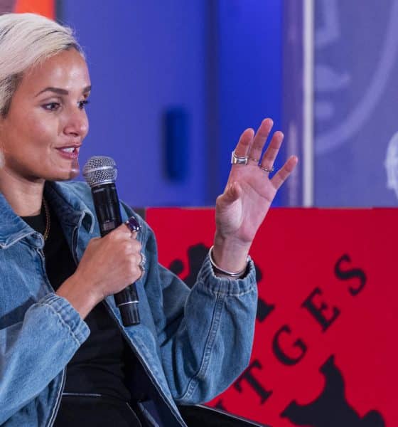 La directora francesa Julia Ducournau, ganadora de la Palma de Oro del Festival de Venecia en 2021 por 'Titane', durante la presentación de su nueva película 'Alpha', que abre la 58ª edición del Festival Internacional de Cine Fantástico de Sitges. EFE/Siu Wu