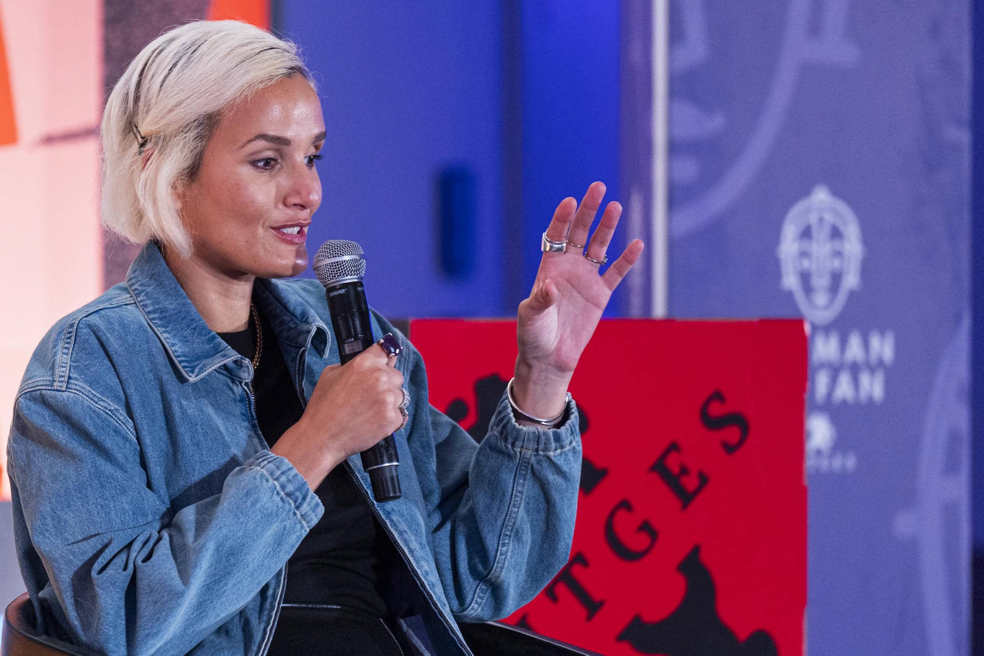 La directora francesa Julia Ducournau, ganadora de la Palma de Oro del Festival de Venecia en 2021 por 'Titane', durante la presentación de su nueva película 'Alpha', que abre la 58ª edición del Festival Internacional de Cine Fantástico de Sitges. EFE/Siu Wu