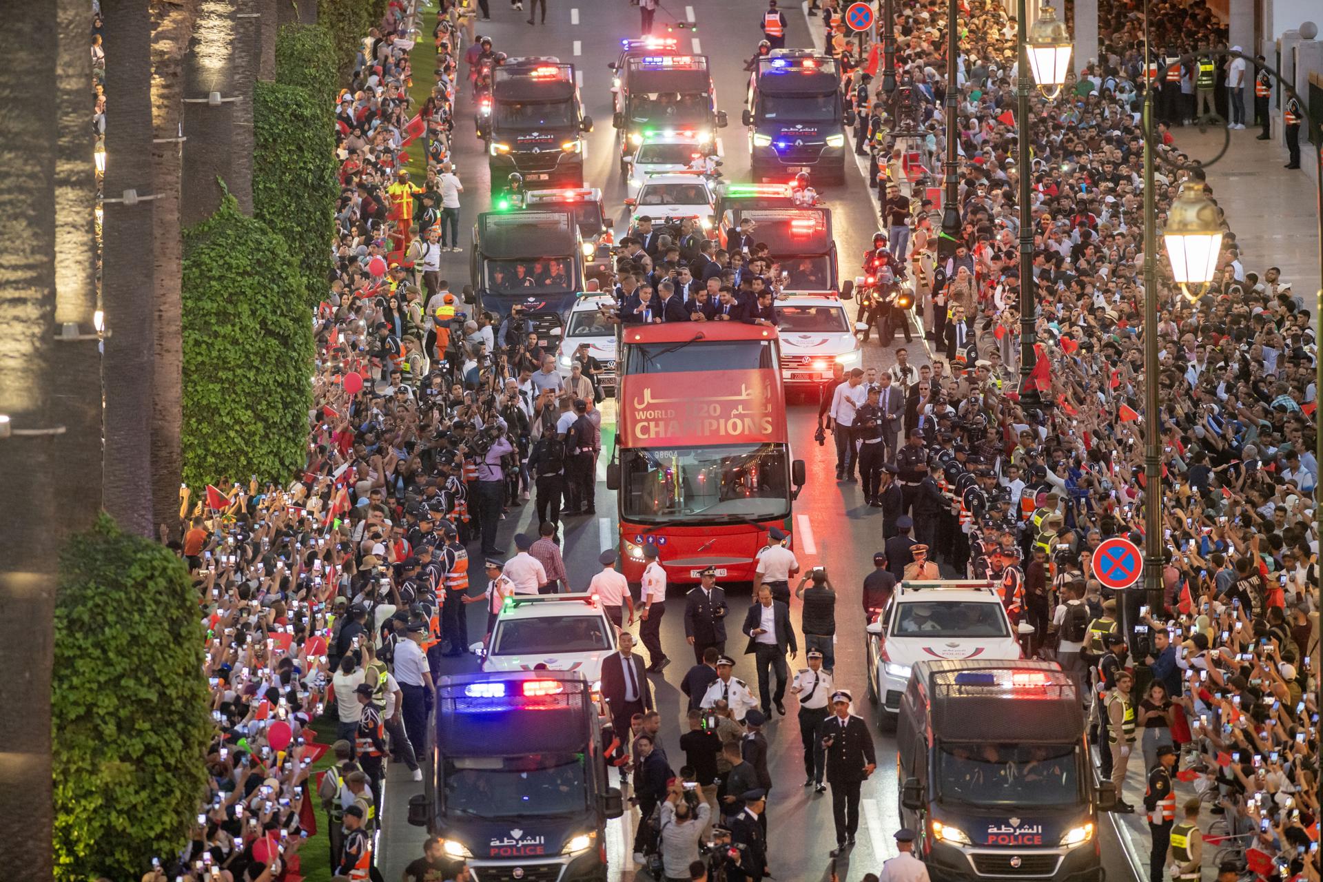 Jugadores de la selección marroquí sub-20, campeona del Mundial, por las calles de Rabat. EFE/EPA/JALAL MORCHIDI