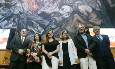 Desde la izquierda: el presidente de la FIL, Trinidad Padilla; la directora general de la FIL, Marisol Schulz; la rectora de la Universidad de Guadalajara, Karla Planter; la curadora en jefe de la presencial de Barcelona en la FIL, Anna Guitart; el concejal de cultura e industrias del ayuntamiento de Barcelona, Xavier Marcé, y el presidente del premio FIL, Héctor Raúl Solís, posan al término de una conferencia de prensa en Guadalajara (México). EFE/ Francisco Guasco