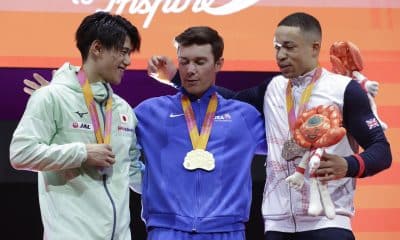 El podio con el japonés Daiki Hashimot, plata, el estadounidense Brody Malone, oro, y el británico Joe Fraser, bronce, en la Copa del Mundo de gimnasia, Yakarta, Indonesia. EFE/EPA/MAST IRHAM