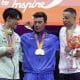 El podio con el japonés Daiki Hashimot, plata, el estadounidense Brody Malone, oro, y el británico Joe Fraser, bronce, en la Copa del Mundo de gimnasia, Yakarta, Indonesia. EFE/EPA/MAST IRHAM